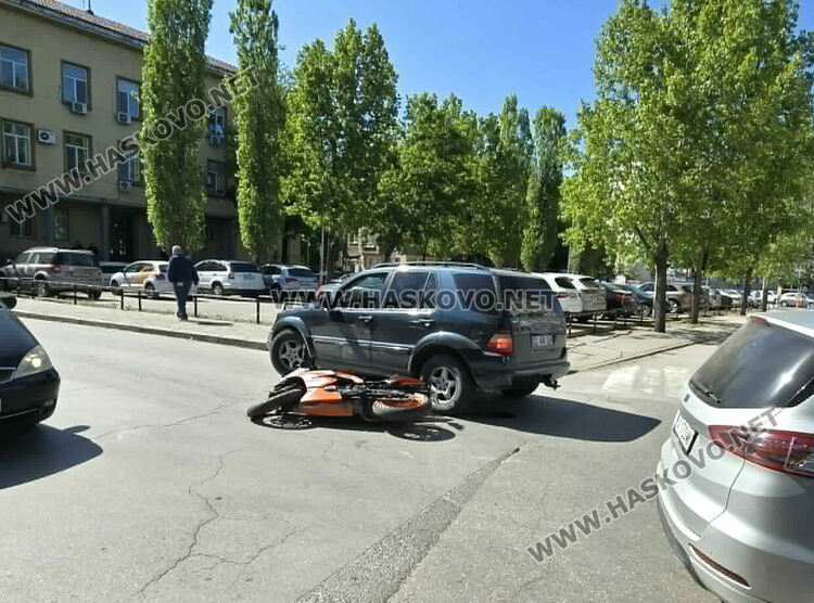 Водач на &bdquo;Мерцедес&ldquo; блъсна мотористка в Хасково