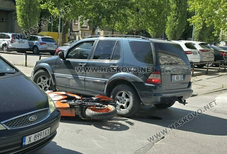 Водач на &bdquo;Мерцедес&ldquo; блъсна мотористка в Хасково