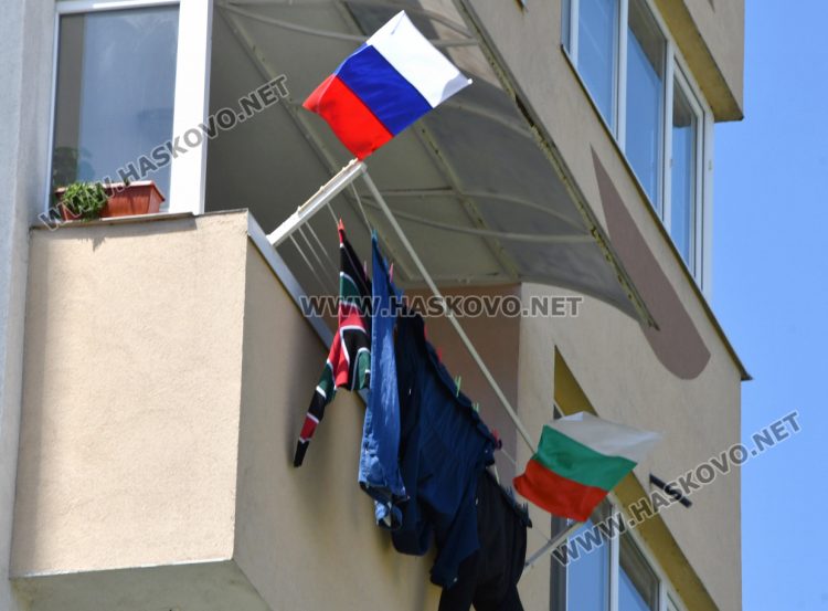 Руско знаме до българския трибагреник в квартал &bdquo;Бадема&ldquo; предизвика коментари в Хасково