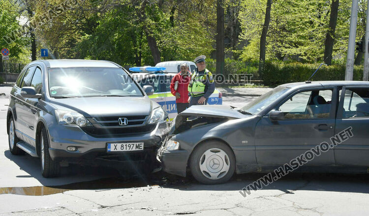 &bdquo;Мерцедес&ldquo; удари джип &bdquo;Хонда&ldquo; на кръстовището до Цигарената фабрика в Хасково