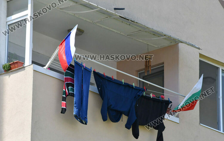 Руско знаме до българския трибагреник в квартал &bdquo;Бадема&ldquo; предизвика коментари в Хасково