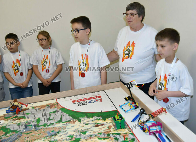 Хасковски таланти от школата &bdquo;Вале&ldquo; покориха националния връх в състезание по роботика