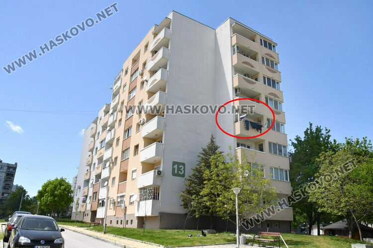 Руско знаме до българския трибагреник в квартал &bdquo;Бадема&ldquo; предизвика коментари в Хасково