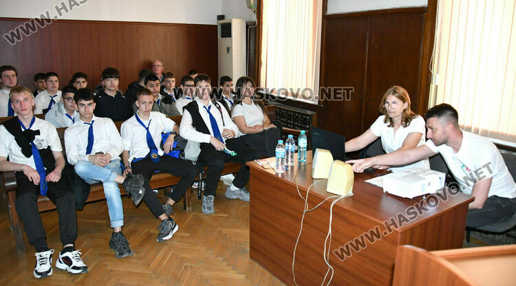 Ученици се запознаха с начина на действие на единния спешен номер 112