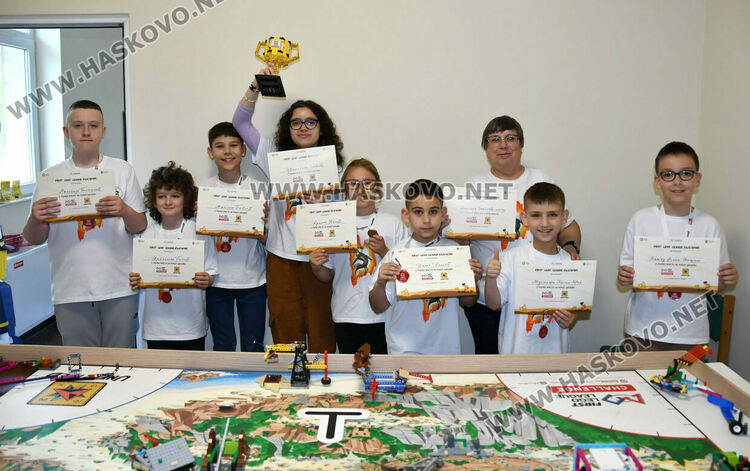 Хасковски таланти от школата &bdquo;Вале&ldquo; покориха националния връх в състезание по роботика