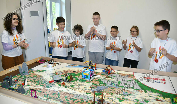 Хасковски таланти от школата &bdquo;Вале&ldquo; покориха националния връх в състезание по роботика