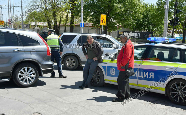 &bdquo;Мерцедес&ldquo; удари джип &bdquo;Хонда&ldquo; на кръстовището до Цигарената фабрика в Хасково
