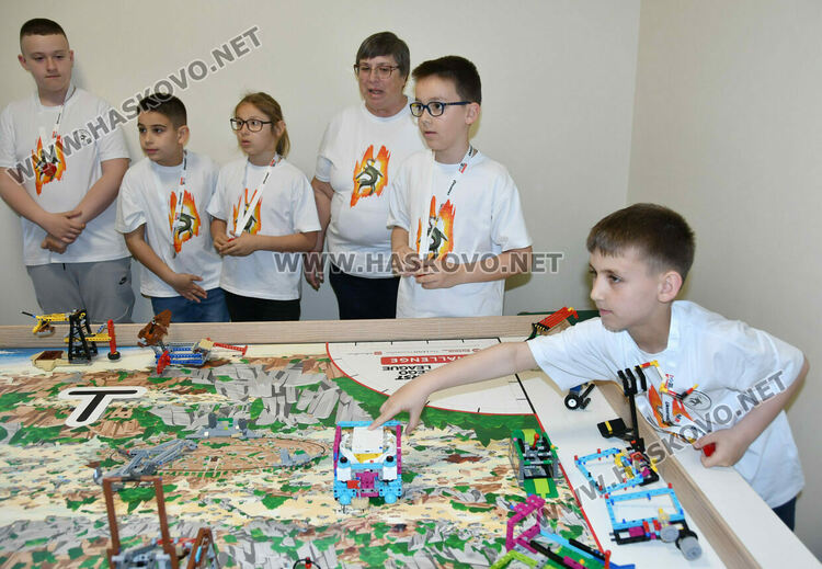 Хасковски таланти от школата &bdquo;Вале&ldquo; покориха националния връх в състезание по роботика