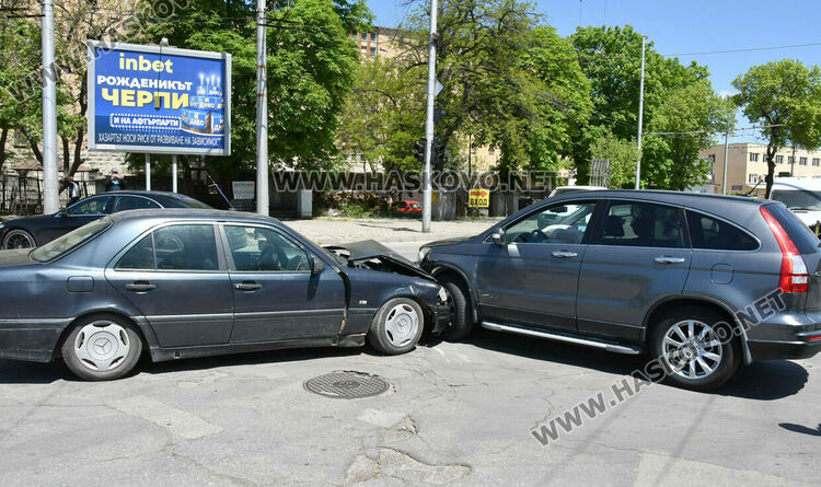 &bdquo;Мерцедес&ldquo; удари джип &bdquo;Хонда&ldquo; на кръстовището до Цигарената фабрика в Хасково