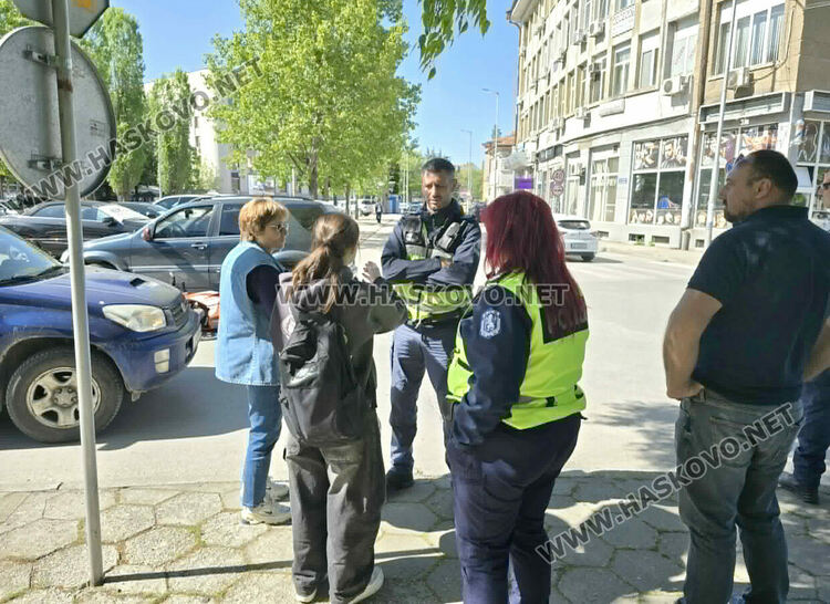 Водач на &bdquo;Мерцедес&ldquo; блъсна мотористка в Хасково