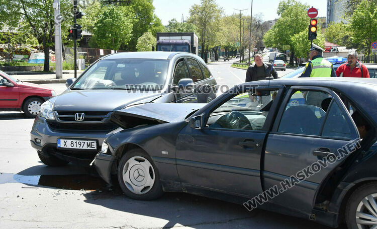 &bdquo;Мерцедес&ldquo; удари джип &bdquo;Хонда&ldquo; на кръстовището до Цигарената фабрика в Хасково