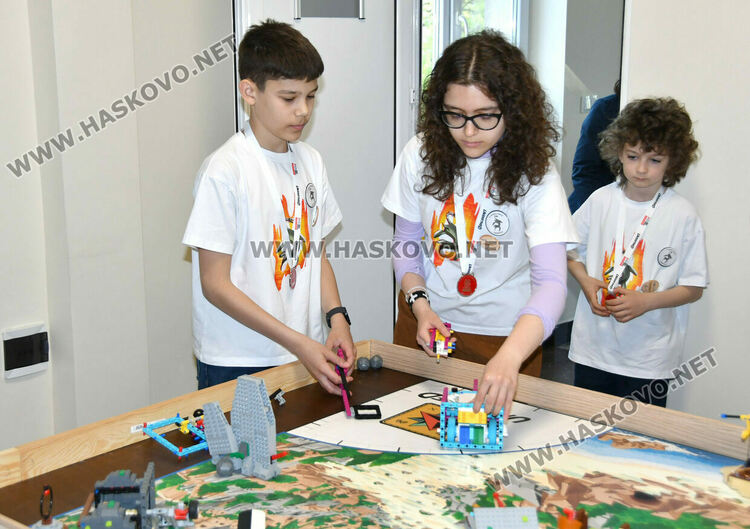 Хасковски таланти от школата &bdquo;Вале&ldquo; покориха националния връх в състезание по роботика