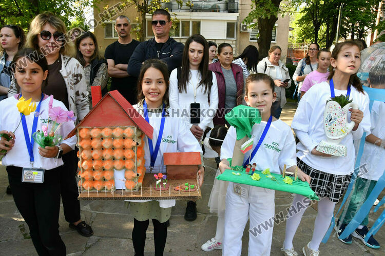 В ОУ &bdquo;Христо Смирненски&ldquo; показаха клубните си дейности в пъстър празник