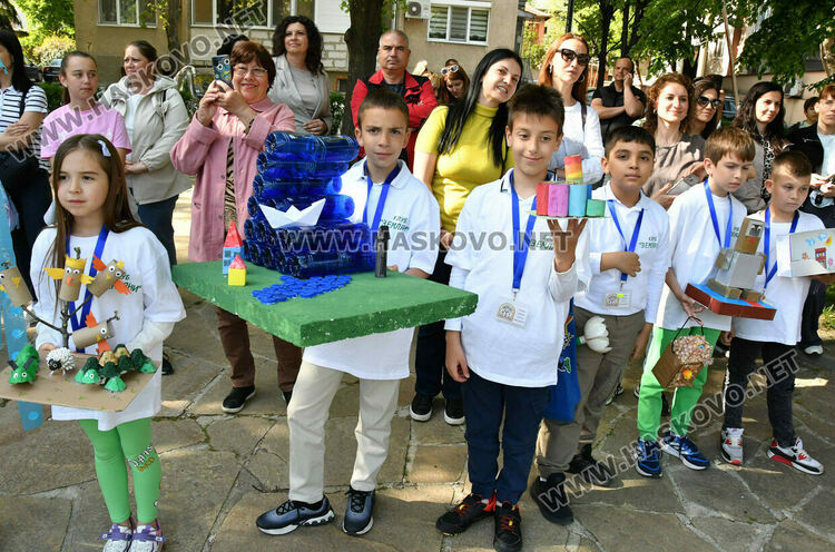В ОУ &bdquo;Христо Смирненски&ldquo; показаха клубните си дейности в пъстър празник