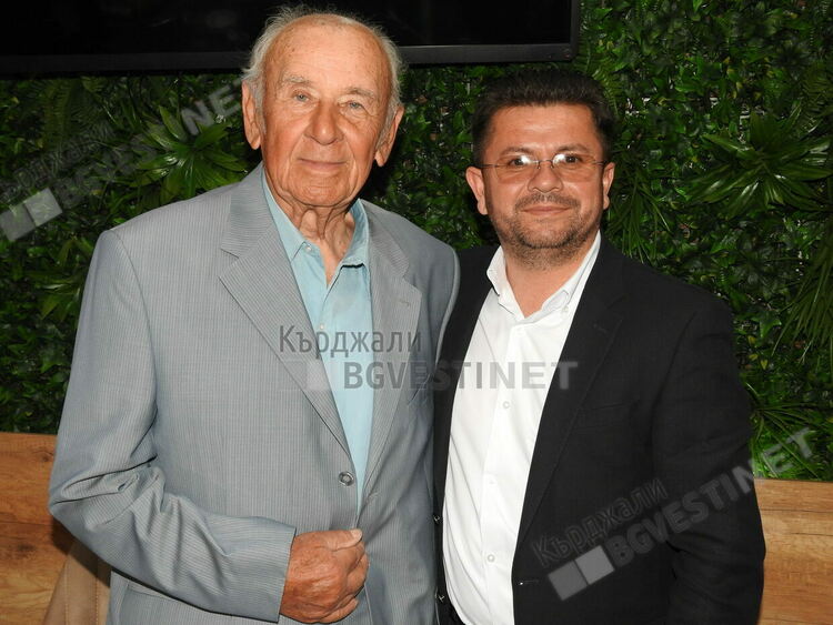 Строителите на Кърджали почетоха доайенът Емил Младенов за неговия юбилей