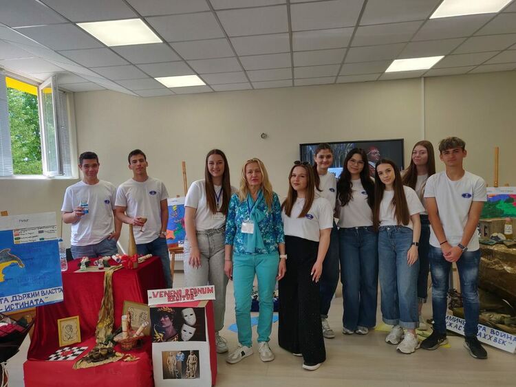 Гимназисти от ФСГ-Хасково разкриха тъмната формула на отровите в Европейската история