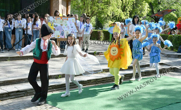 В ОУ &bdquo;Христо Смирненски&ldquo; показаха клубните си дейности в пъстър празник