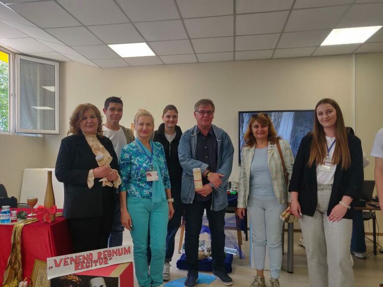 Гимназисти от ФСГ-Хасково разкриха тъмната формула на отровите в Европейската история