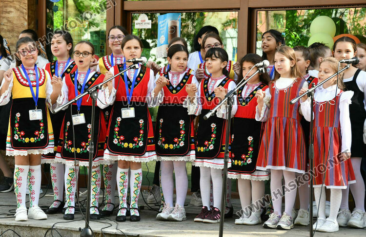 В ОУ &bdquo;Христо Смирненски&ldquo; показаха клубните си дейности в пъстър празник
