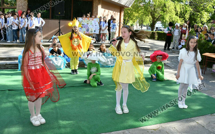 В ОУ &bdquo;Христо Смирненски&ldquo; показаха клубните си дейности в пъстър празник