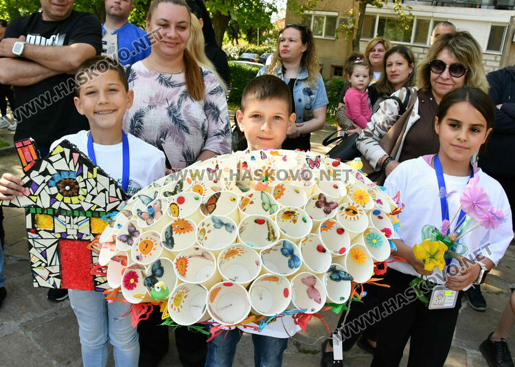 В ОУ &bdquo;Христо Смирненски&ldquo; показаха клубните си дейности в пъстър празник