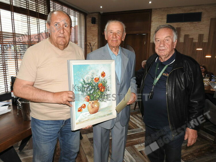 Строителите на Кърджали почетоха доайенът Емил Младенов за неговия юбилей