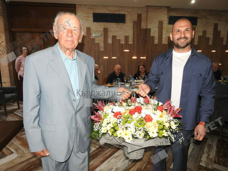 Строителите на Кърджали почетоха доайенът Емил Младенов за неговия юбилей