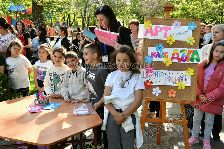В ОУ &bdquo;Христо Смирненски&ldquo; показаха клубните си дейности в пъстър празник
