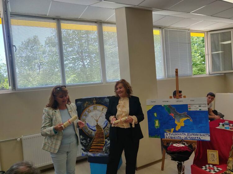 Гимназисти от ФСГ-Хасково разкриха тъмната формула на отровите в Европейската история