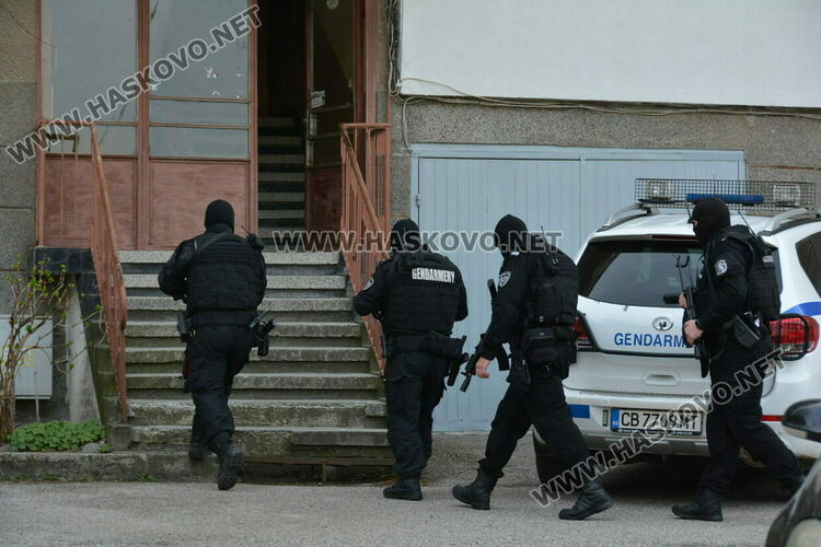 Откриха дрога и 18 саксии с марихуана в дома на мъж, хванат дрогиран зад волана 