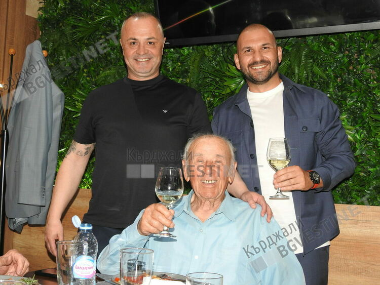 Строителите на Кърджали почетоха доайенът Емил Младенов за неговия юбилей