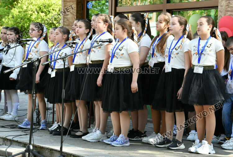 В ОУ &bdquo;Христо Смирненски&ldquo; показаха клубните си дейности в пъстър празник