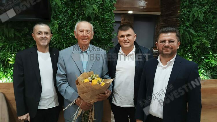 Строителите на Кърджали почетоха доайенът Емил Младенов за неговия юбилей