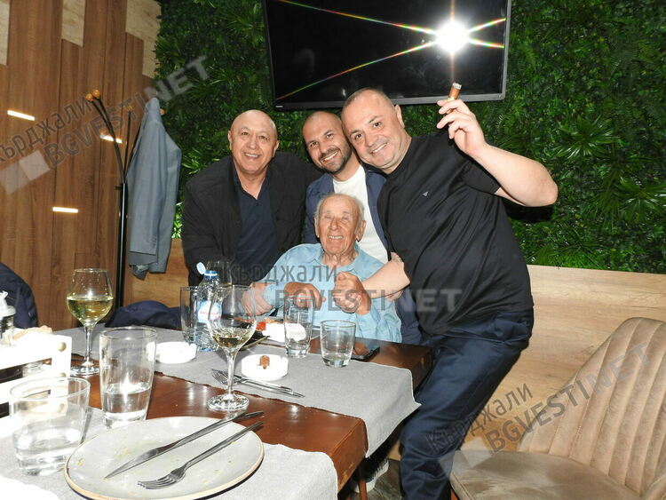 Строителите на Кърджали почетоха доайенът Емил Младенов за неговия юбилей