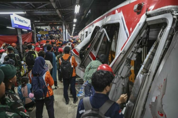 14 загинали и десетки ранени при влакова катастрофа в Индонезия