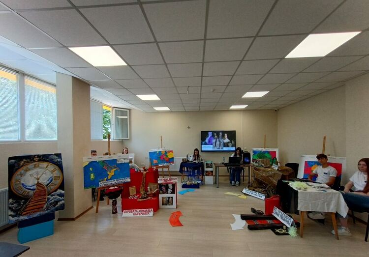 Гимназисти от ФСГ-Хасково разкриха тъмната формула на отровите в Европейската история