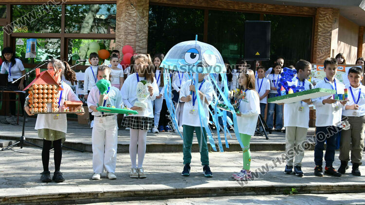 В ОУ &bdquo;Христо Смирненски&ldquo; показаха клубните си дейности в пъстър празник