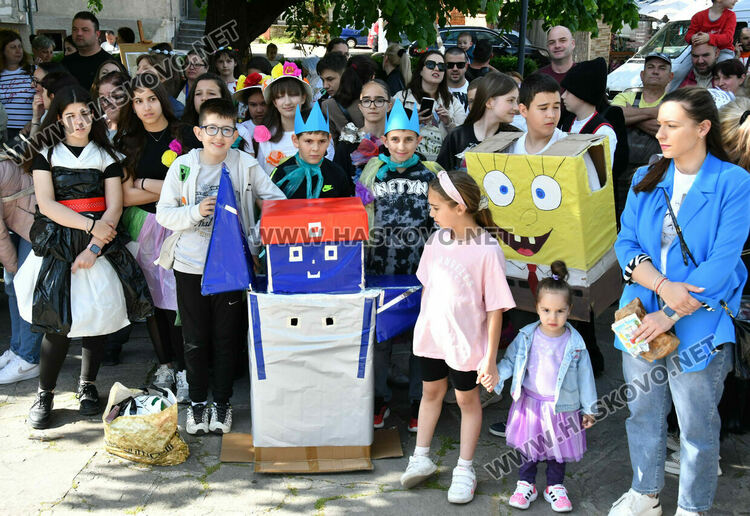 В ОУ &bdquo;Христо Смирненски&ldquo; показаха клубните си дейности в пъстър празник