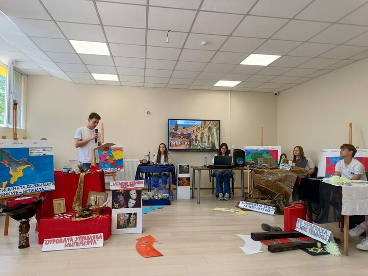 Гимназисти от ФСГ-Хасково разкриха тъмната формула на отровите в Европейската история