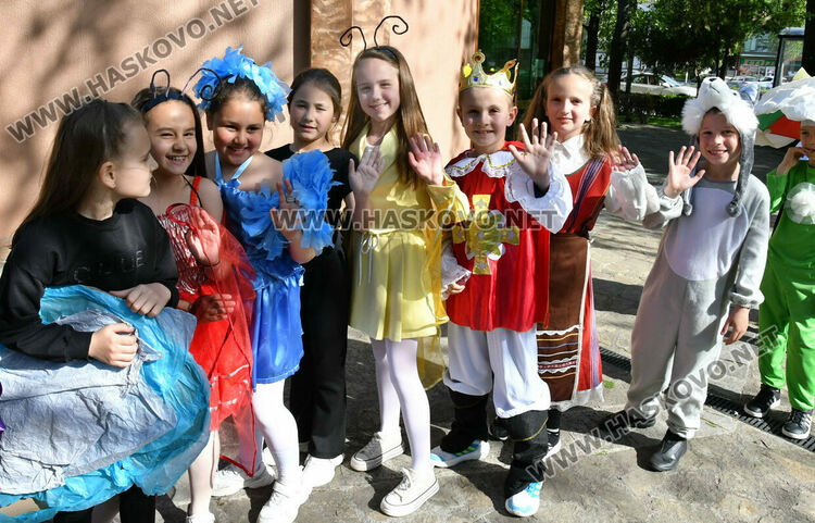 В ОУ &bdquo;Христо Смирненски&ldquo; показаха клубните си дейности в пъстър празник