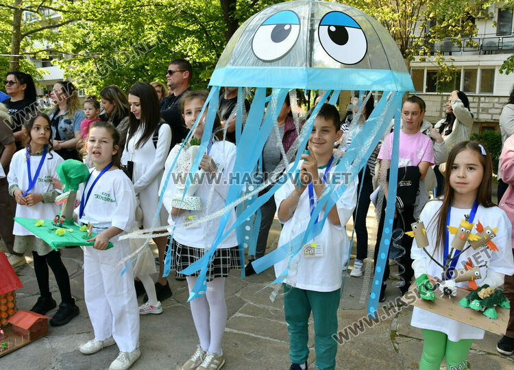 В ОУ &bdquo;Христо Смирненски&ldquo; показаха клубните си дейности в пъстър празник