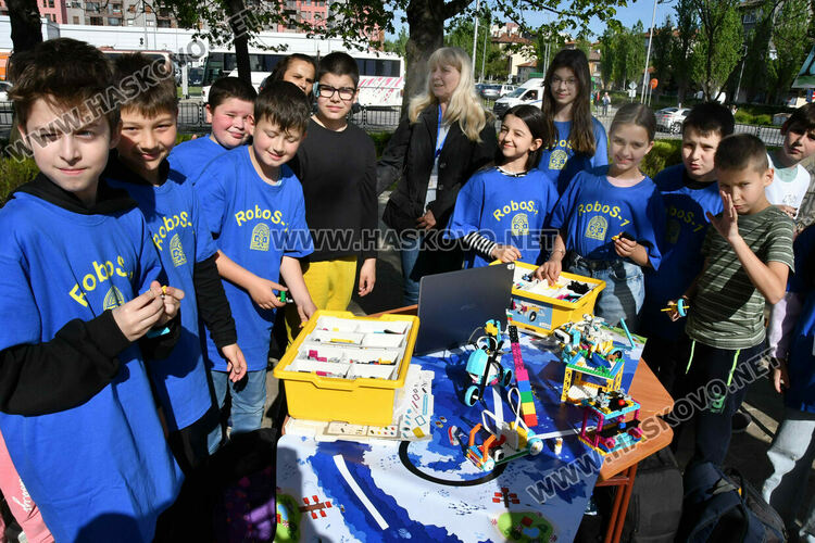 В ОУ &bdquo;Христо Смирненски&ldquo; показаха клубните си дейности в пъстър празник