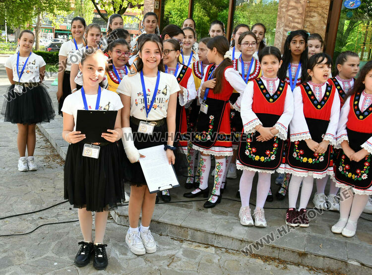 В ОУ &bdquo;Христо Смирненски&ldquo; показаха клубните си дейности в пъстър празник