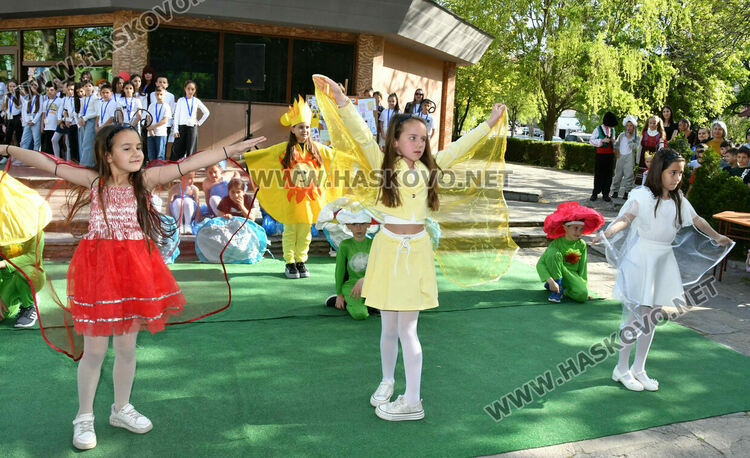 В ОУ &bdquo;Христо Смирненски&ldquo; показаха клубните си дейности в пъстър празник