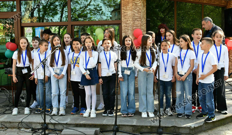 В ОУ &bdquo;Христо Смирненски&ldquo; показаха клубните си дейности в пъстър празник