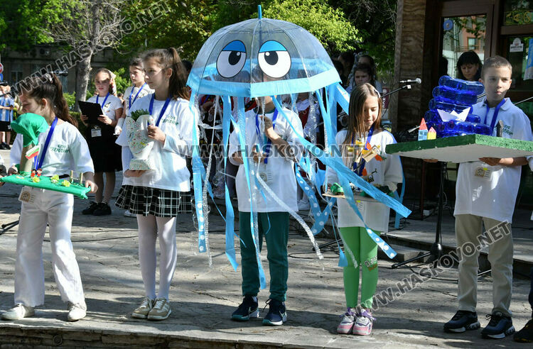 В ОУ &bdquo;Христо Смирненски&ldquo; показаха клубните си дейности в пъстър празник
