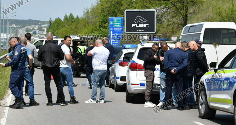 Минаващи по пътя полицаи са заловили на мястото стрелеца край Хасково