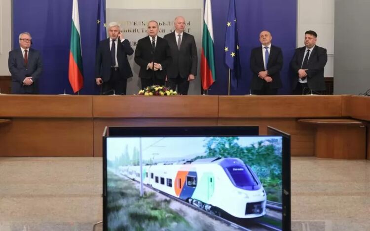 Подписването на договора за новите мотриси в Министерския съвет.