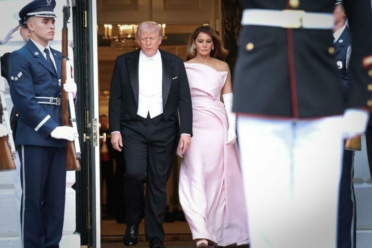 Класика и стил: Мелания Тръмп с визия, напомняща икона от миналото