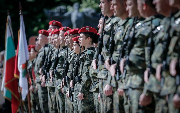 Военен парад и народна музика за Гергьовден в Хасково